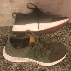 Sketchers air-cooled memory foam olive green sneakers size 7.5